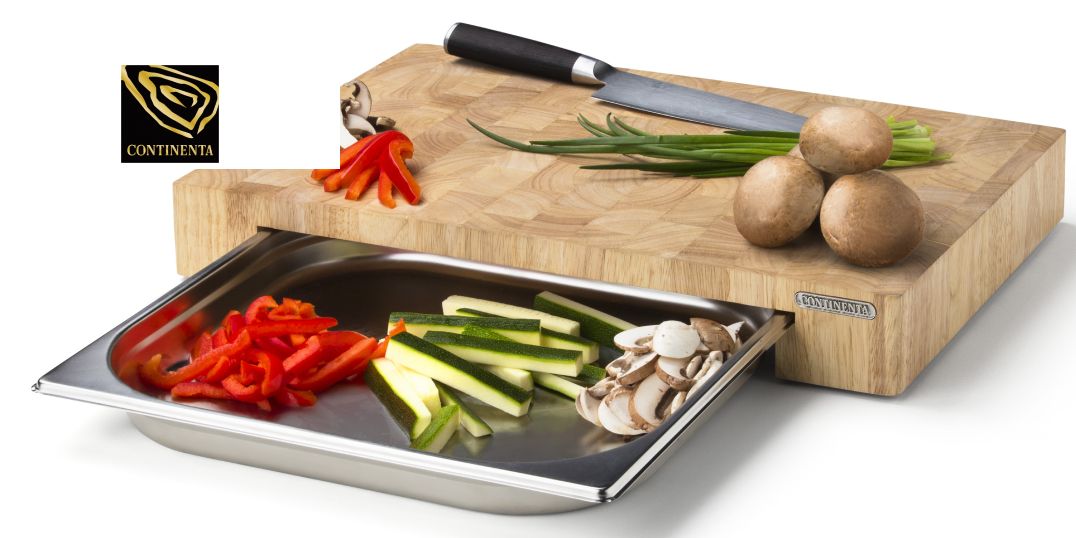 Ein Schneidebrett der Marke Continenta mit einem Messer und frischem Gemüse und einem Edelstahltablett darunter.