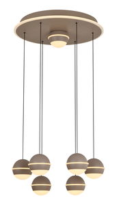 Moderne LED-Pendelleuchte mit sechs kugelförmigen Lampen, hängend von einer runden Deckenplatte, seitliche Perspektive