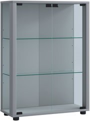 Graue Glasvitrine mit zwei Glasböden und Schiebetüren, Frontansicht leicht von links