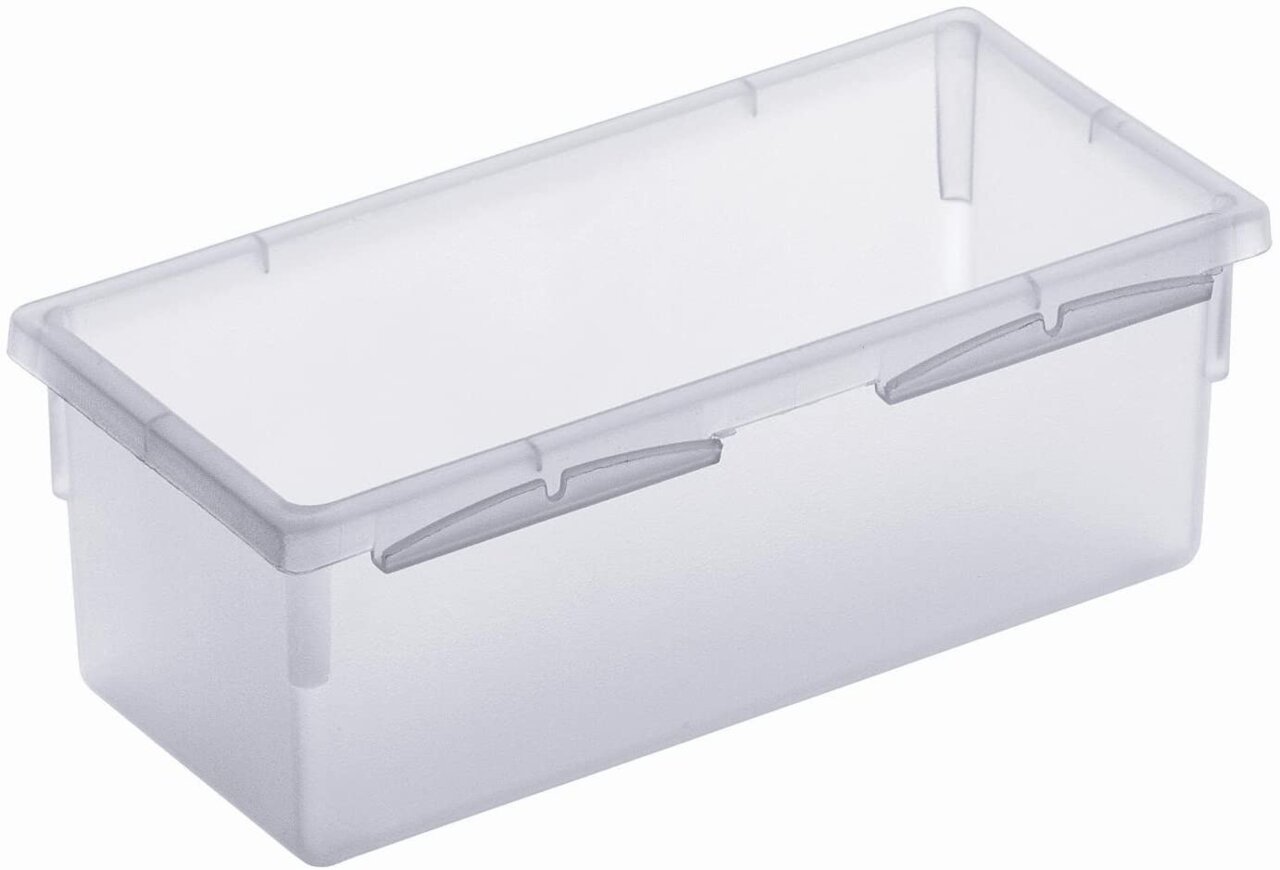 Transparente Kunststoffbox, rechteckig, von schräg oben betrachtet.