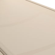 Nahaufnahme der Oberfläche einer beigen Sonnenliege aus seitlicher Perspektive