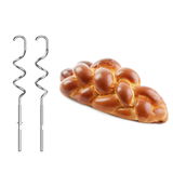 Zwei Edelstahl-Knethaken für Handmixer 3Mix 4000, neben einem frisch gebackenen Zopf, aus der Seitenperspektive.