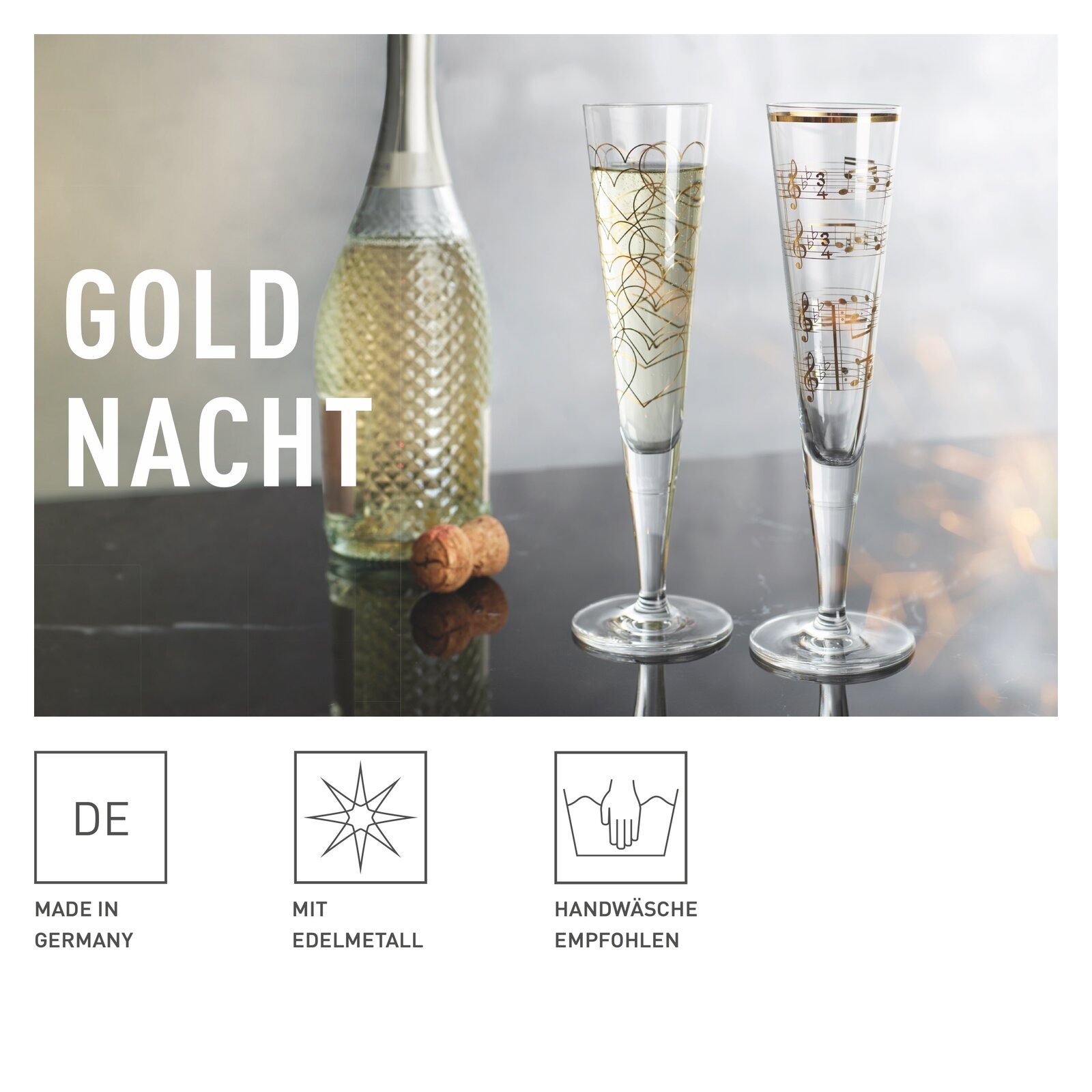 Zwei elegante Champagnergläser mit goldenen Verzierungen, eines mit geometrischem Muster und das andere mit Notenlinien, auf einem Tisch neben einer Sektflasche, seitliche Perspektive.