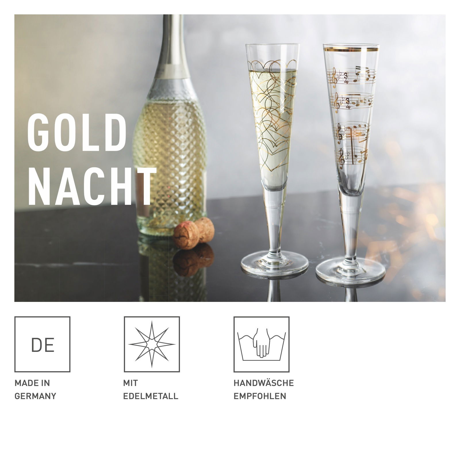 Zwei elegante Champagnergläser mit goldenen Verzierungen, eines mit geometrischem Muster und das andere mit Notenlinien, auf einem Tisch neben einer Sektflasche, seitliche Perspektive.