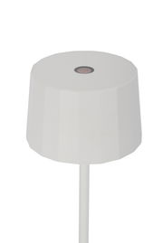 Weiße Akku-Tischleuchte mit facettiertem Schirm, seitliche Perspektive