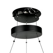 Moderne schwarze Pendelleuchte aus der Untersicht, mit runden Elementen und Kabelaufhängung.
