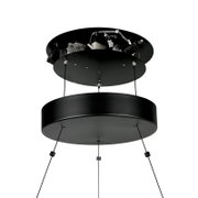 Moderne zwarte hanglamp, gezien vanaf de onderkant, met ronde elementen en een kabelophanging.