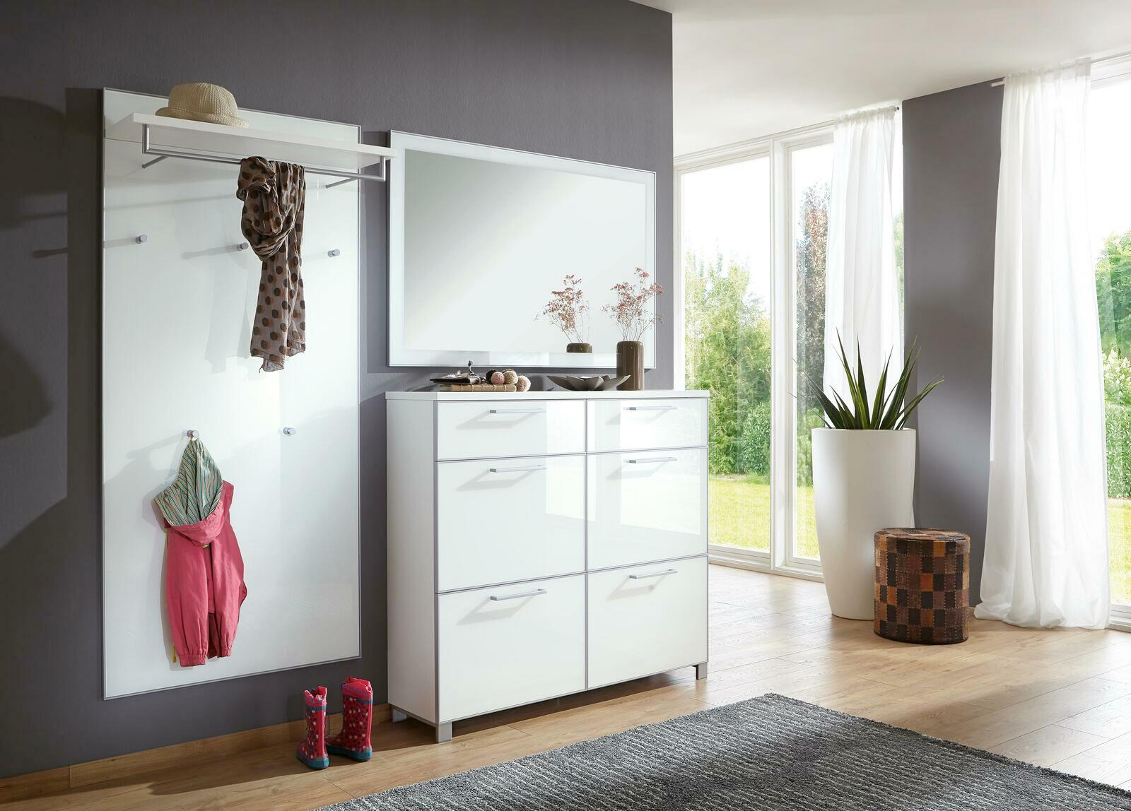 VOSS Schuhschrank SANTINA Moderne Garderobenkombination mit weißem Hochglanz-Schuhschrank, großem Spiegel und Garderobenpaneel mit Haken und Ablage, seitliche Perspektive.