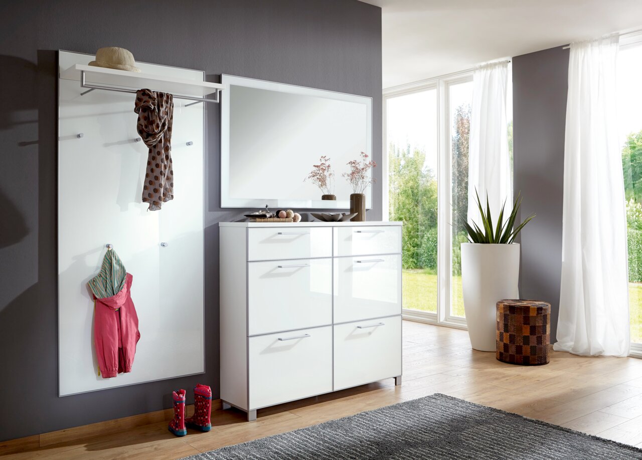VOSS Spiegel SANTINA Moderne Garderobenkombination mit weißem Hochglanz-Schuhschrank, großem Spiegel und Garderobenpaneel mit Haken und Ablage, seitliche Perspektive.