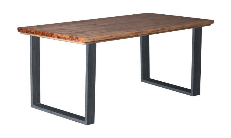 Moderner Esstisch mit rechteckiger Holzplatte und schwarzen Metallbeinen, seitliche Perspektive