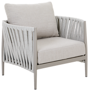 Moderner Loungesessel mit hellgrauem Stoffbezug und geflochtenen Seiten, seitliche Perspektive