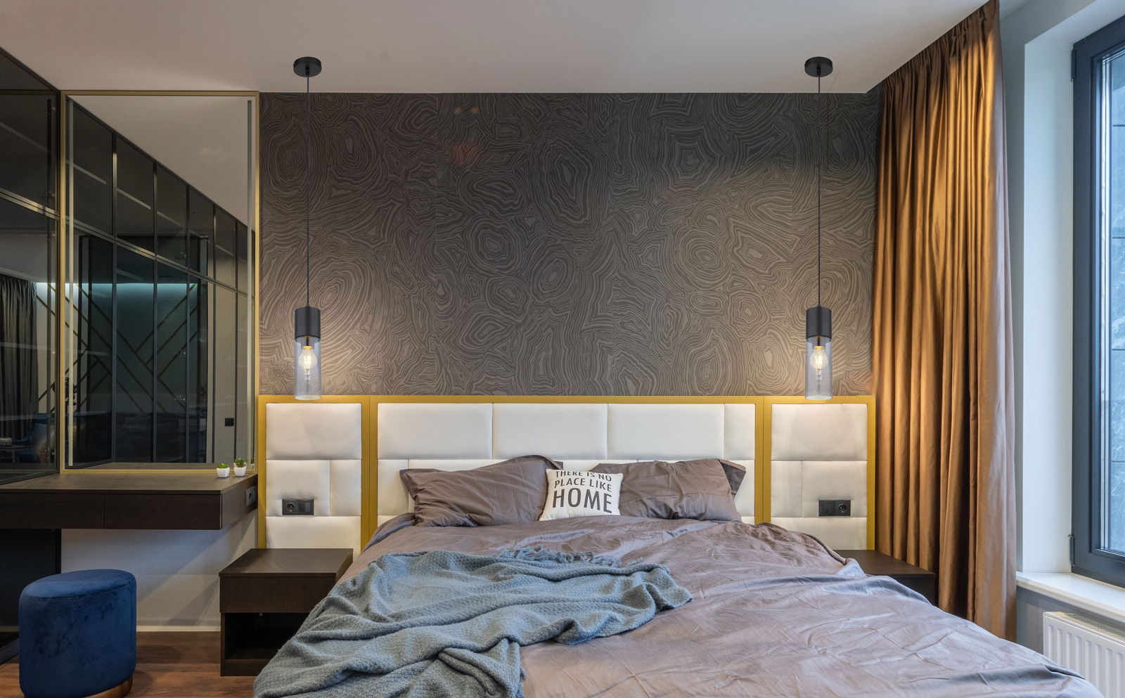Moderne Hängeleuchte aus schwarzem Metall über einem Bett, seitliche Perspektive