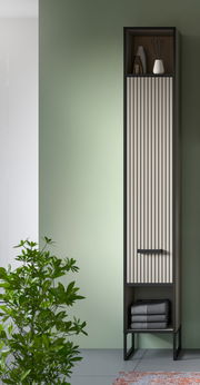 Moderner Hochschrank mit vertikalen Streifen, schwarzem Rahmen und offenen Fächern, seitliche Perspektive.