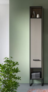 Moderner Hochschrank mit vertikalen Streifen, schwarzem Rahmen und offenen Fächern, seitliche Perspektive.