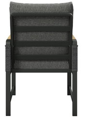Achterkant van een moderne tuinstoel met grijze bekleding en een zwart metalen frame.