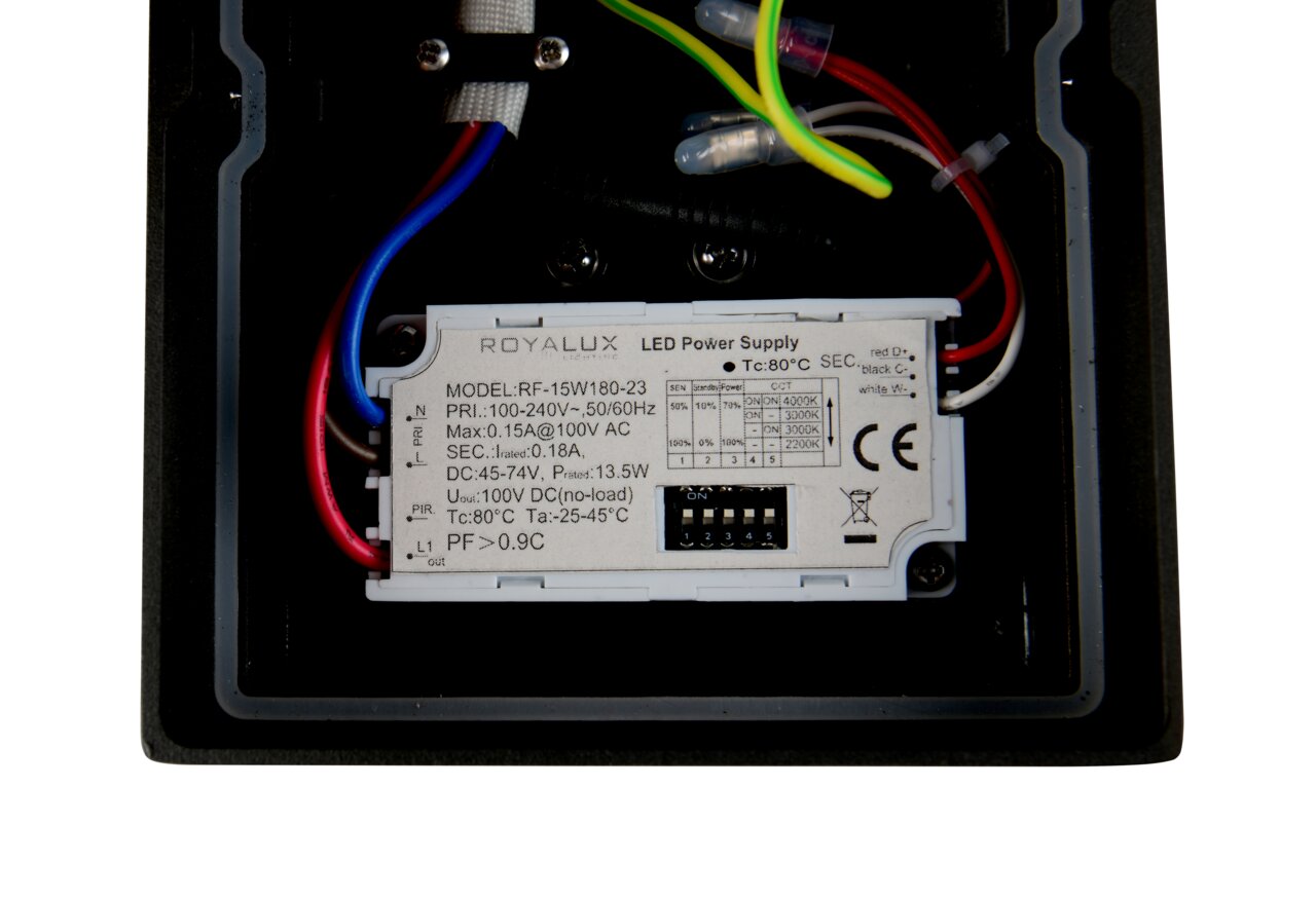 Nahaufnahme der Rückseite einer LED-Außenwandleuchte mit sichtbarem LED-Netzteil und Kabelverbindungen.