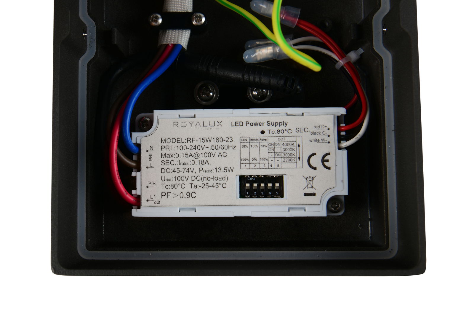 Nahaufnahme der Rückseite einer LED-Außenwandleuchte mit sichtbarem LED-Netzteil und Kabelverbindungen.