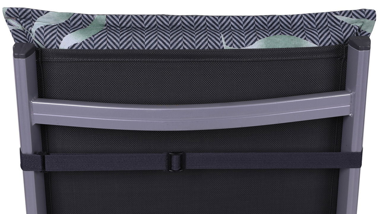 Rückansicht eines Stuhls mit einer Niederlehnerauflage in einem schwarz-weißen Zickzackmuster und grünen Blättern.