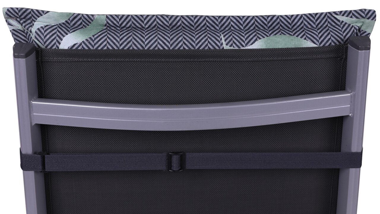 Achterkant van een stoel met een rugleuningbekleding in een zwart-wit zigzagpatroon en groene bladeren.