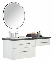 Moderne Badkombination mit rundem Spiegel, Waschbecken und Stauraum, seitliche Perspektive