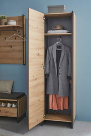 Garderobenschrank aus Holz mit geöffneter Tür, zeigt Innenraum mit Kleiderstange, Mantel und Hut, seitliche Perspektive