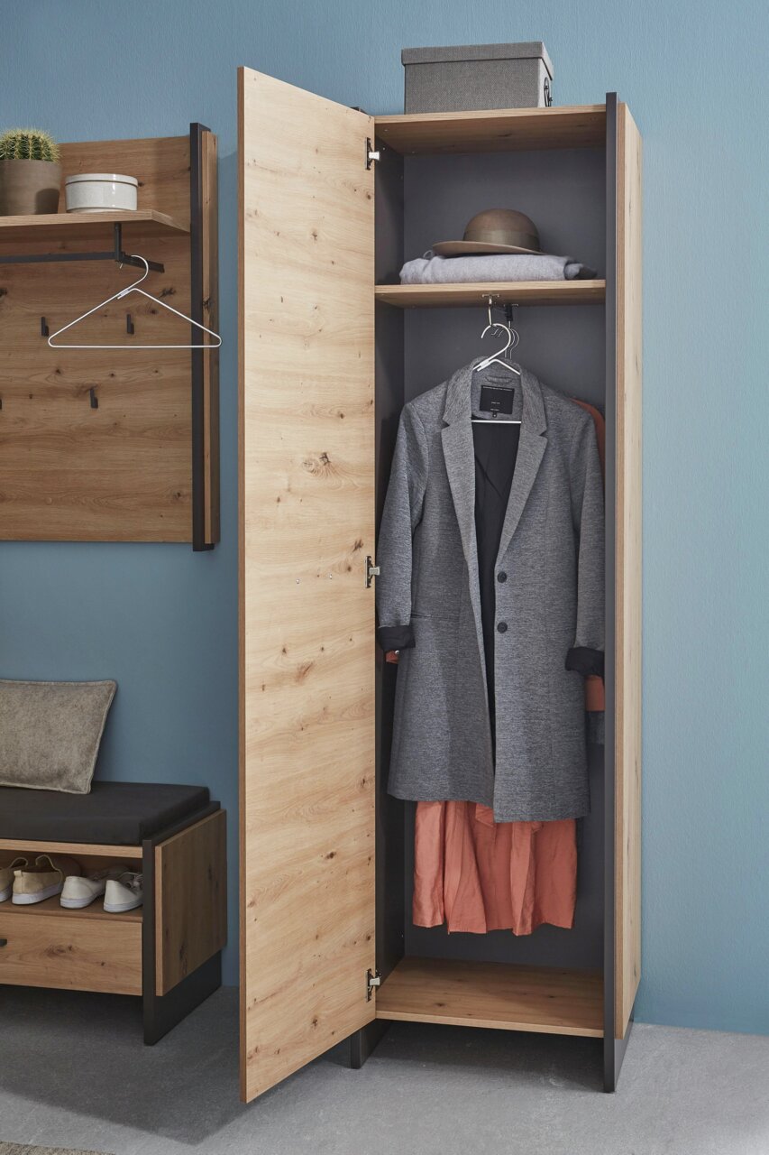 Garderobenschrank aus Holz mit geöffneter Tür, zeigt Innenraum mit Kleiderstange, Mantel und Hut, seitliche Perspektive