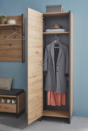Garderobenschrank aus Holz mit geöffneter Tür, zeigt Innenraum mit Kleiderstange, Mantel und Hut, seitliche Perspektive