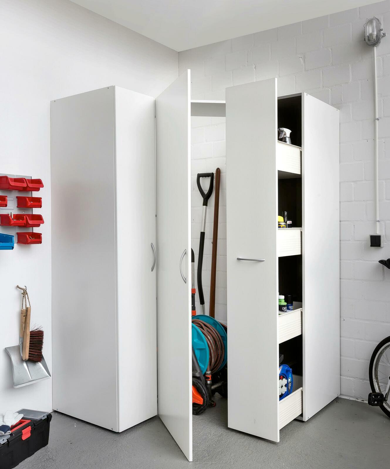XORA Apothekerschrank MULTIRAUMKONZEPT Mehrzweckschrank in einer Garage, teilweise geöffnet, mit Blick auf Regale und gelagerte Gegenstände.
