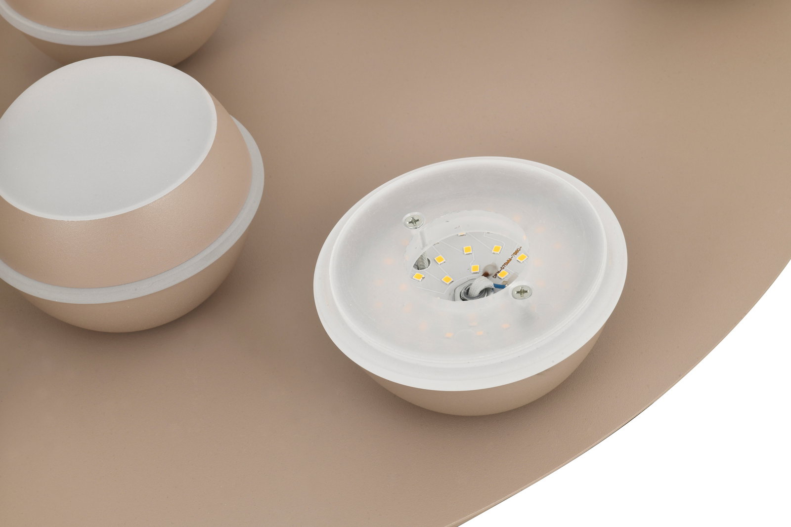 Nahaufnahme einer LED-Deckenleuchte mit mehreren runden Leuchtelementen in beige, von oben betrachtet.