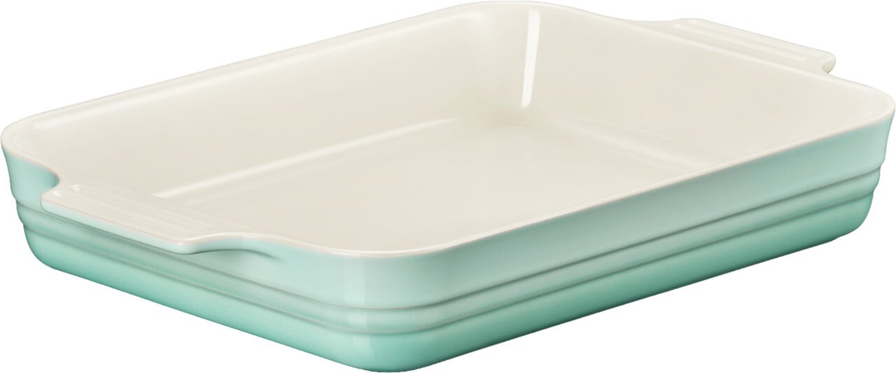 LE CREUSET Auflaufform rechteckig 32cm SAGE Rechteckige Keramik-Auflaufform in Mintgrün mit cremefarbener Innenfläche und seitlichen Griffen, schräg von vorne oben fotografiert