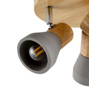 Nahaufnahme eines modernen Strahlers mit Holz- und Metallelementen, seitliche Perspektive