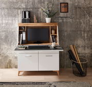 Moderner Sekretär mit Holz- und Weißakzenten, frontal fotografiert. Ausgestattet mit Monitor, Tastatur und dekorativen Elementen.