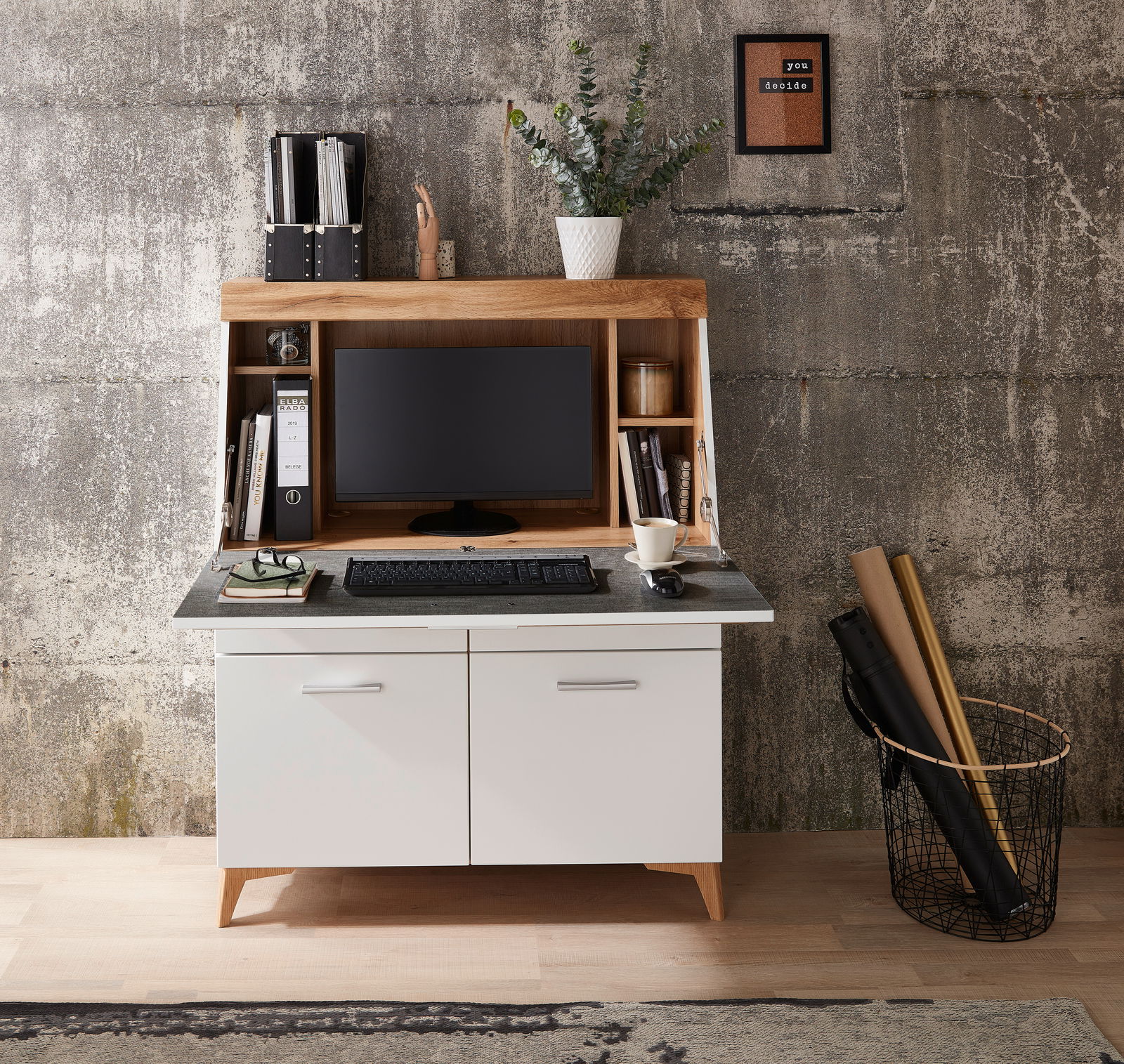 Moderner Sekretär mit Holz- und Weißakzenten, frontal fotografiert. Ausgestattet mit Monitor, Tastatur und dekorativen Elementen.