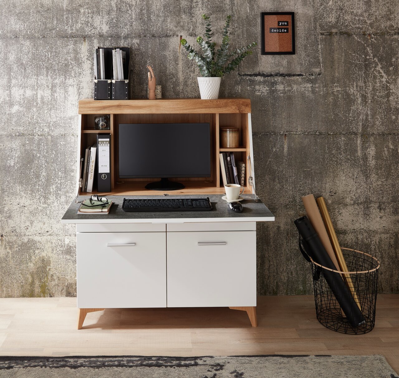 Moderner Sekretär mit Holz- und Weißakzenten, frontal fotografiert. Ausgestattet mit Monitor, Tastatur und dekorativen Elementen.