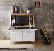 Moderner Sekretär mit Holz- und Weißakzenten, frontal fotografiert. Ausgestattet mit Monitor, Tastatur und dekorativen Elementen.