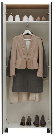 Offener Dielenschrank mit Kleidung und Schuhen, Frontalansicht