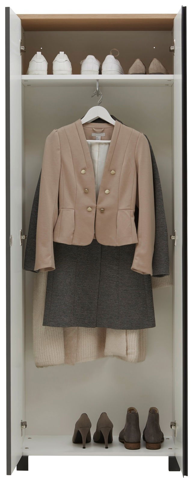 Offener Dielenschrank mit Kleidung und Schuhen, Frontalansicht