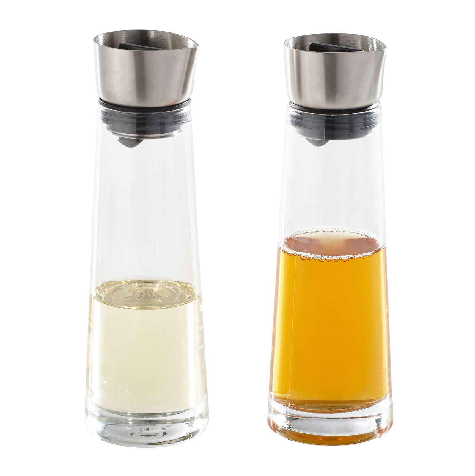 Zwei elegante Glasflaschen mit Edelstahlverschluss, gefüllt mit Essig und Öl, aus der Frontalperspektive.