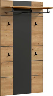 Moderne Garderobenpaneel-Kombination aus Holzoptik mit schwarzer Mittelblende, Ablage und Kleiderstange sowie Haken, frontal aus leicht schräger Perspektive von vorn dargestellt