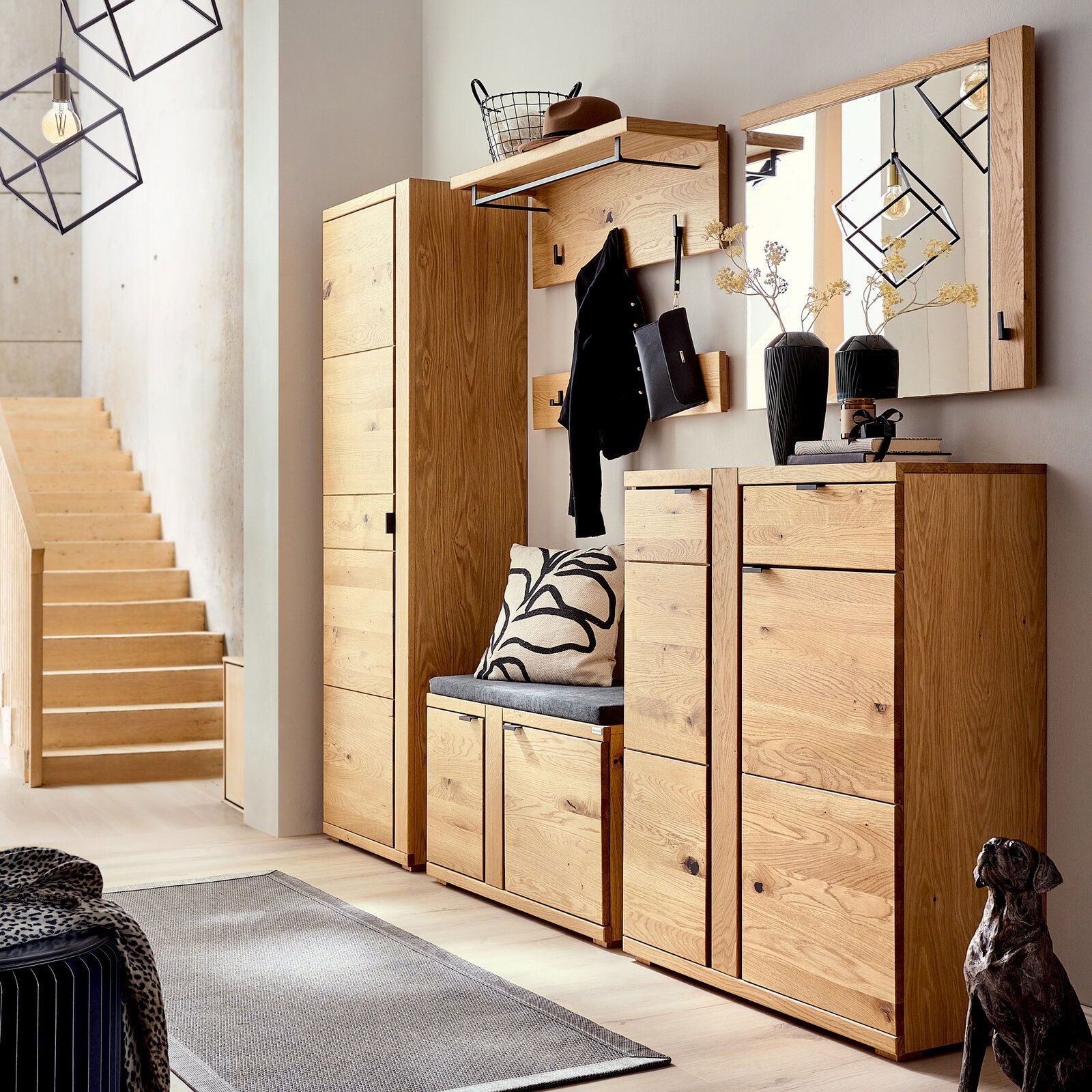 Linea Natura Hakenleiste AMAYA Moderne Garderobenkombination aus Holz mit Sitzbank, Garderobenpaneel, Hakenleiste, Schuhkommode und Spiegel in einer einladenden Flurperspektive.