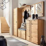 Moderne Garderobenkombination aus Holz mit Sitzbank, Garderobenpaneel, Hakenleiste, Schuhkommode und Spiegel in einer einladenden Flurperspektive.