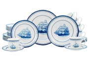 Blau-weißes Geschirrset aus Porzellan mit Segelschiff-Motiv, bestehend aus Tellern und Tassen mit Untertassen, frontal in leichter Schrägansicht vor weißem Hintergrund