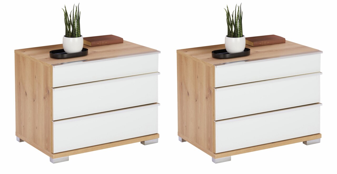 Venda Nachtschrank-Set LOFT Zwei Nachtschränke aus Holz mit drei weißen Schubladen, dekoriert mit einer Pflanze und einem Buch, seitliche Perspektive.