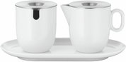 WMF Barista melk- en suikerset van wit porselein met roestvrijstalen deksels, bestaande uit een melkkan en een suikerpot op een dienblad, zijaanzicht.