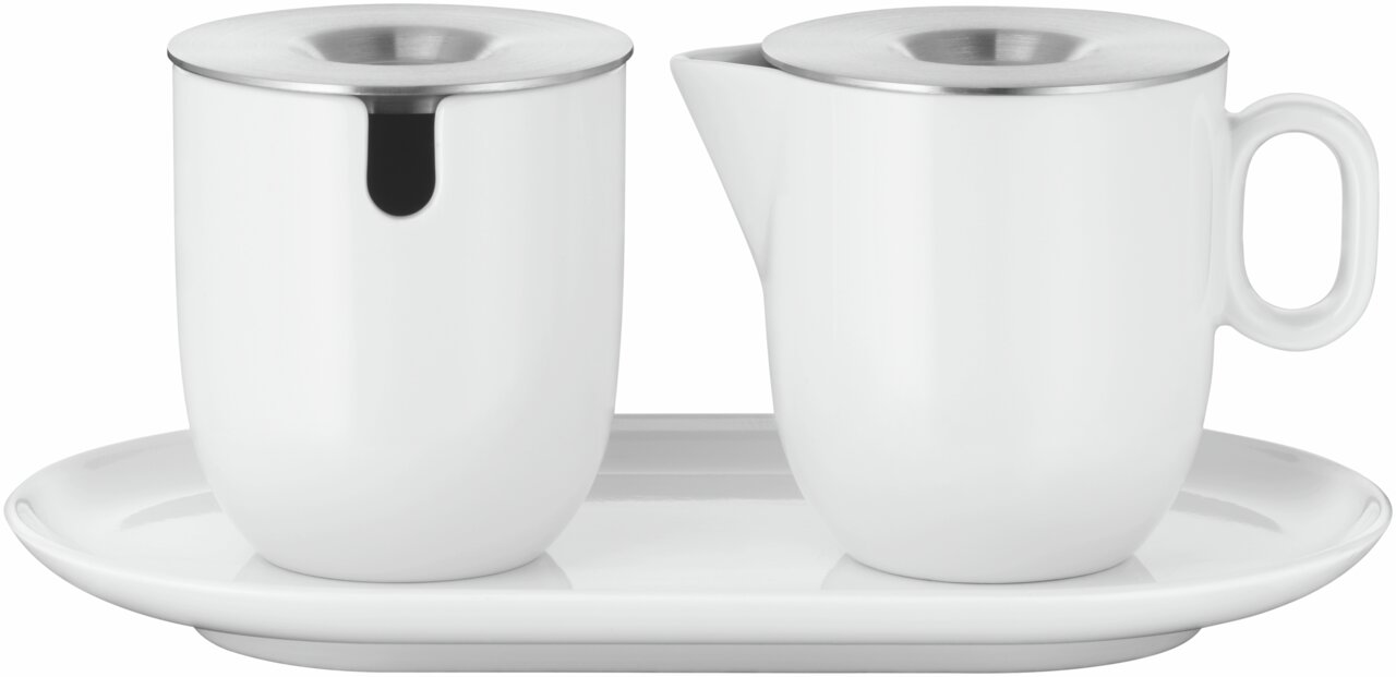WMF Barista melk- en suikerset van wit porselein met roestvrijstalen deksels, bestaande uit een melkkan en een suikerpot op een dienblad, zijaanzicht.