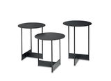 Drei schwarze Beistelltische aus Metall in verschiedenen Höhen, frontal betrachtet.