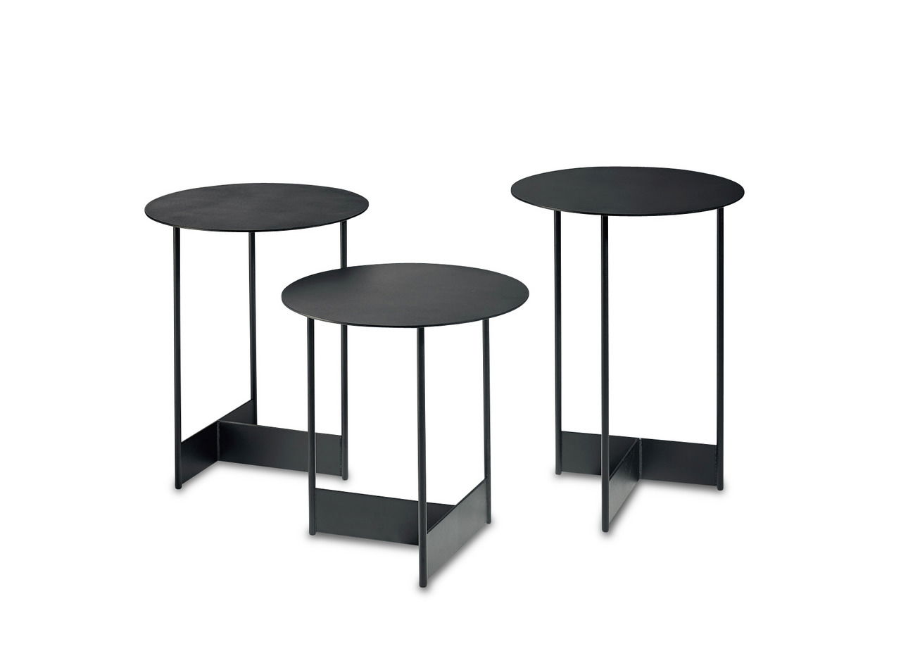 Drei schwarze Beistelltische aus Metall in verschiedenen Höhen, frontal betrachtet.