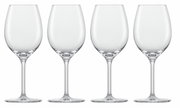 Vier elegante Weißweingläser in einer frontalen Ansicht auf weißem Hintergrund.