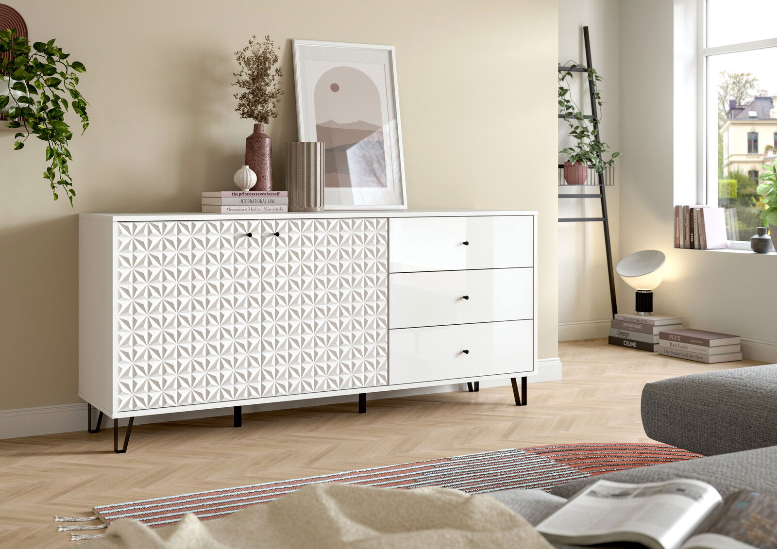 MID.YOU Sideboard PRISMA Weiße Sideboard-Kommode im modernen Design mit geometrisch strukturierter Tür links und drei Schubladen rechts, auf schwarzen Metallfüßen, in einem hellen Wohnzimmer dekoriert; Perspektive: frontale Ansicht leicht von links.