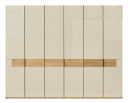 Moderner Kleiderschrank mit cremefarbenen Türen und einem horizontalen Holzelement in der Mitte, Frontalansicht.